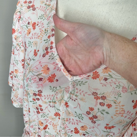 Torrid Mesh White Floral Smocked Waist Flutter Sleeve V-Neck Top 0 Large L - Picture 4 of 10